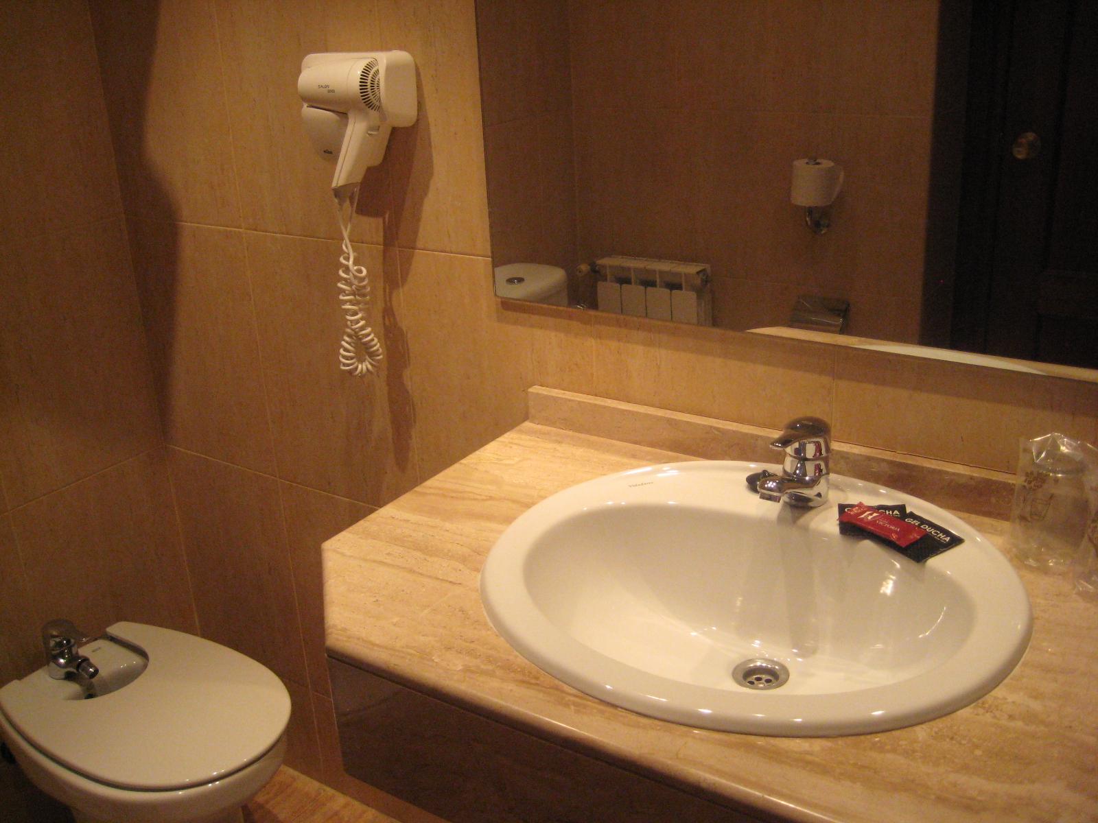 Hotel Victoria Linares  Buitenkant foto