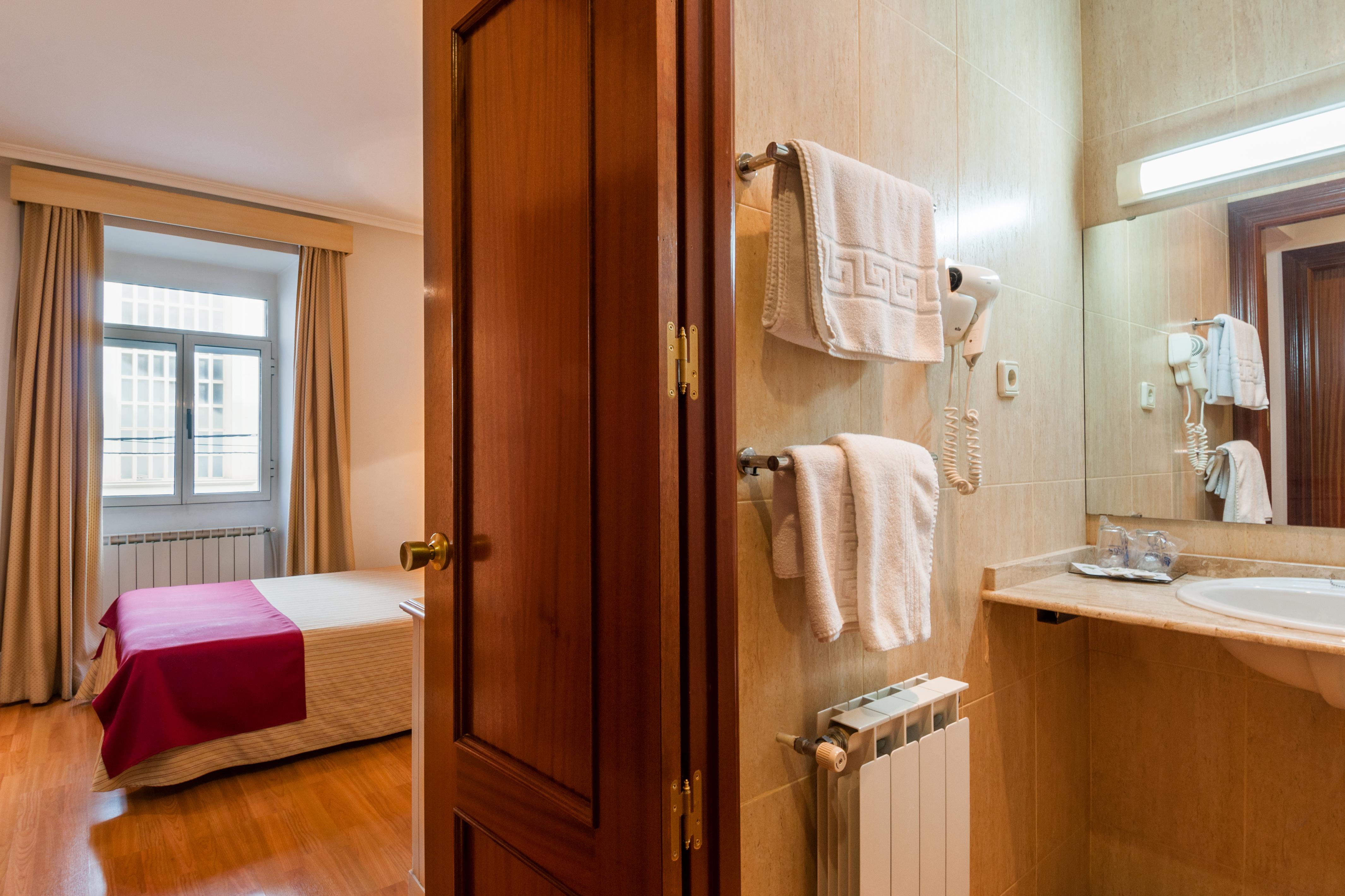 Hotel Victoria Linares  Buitenkant foto