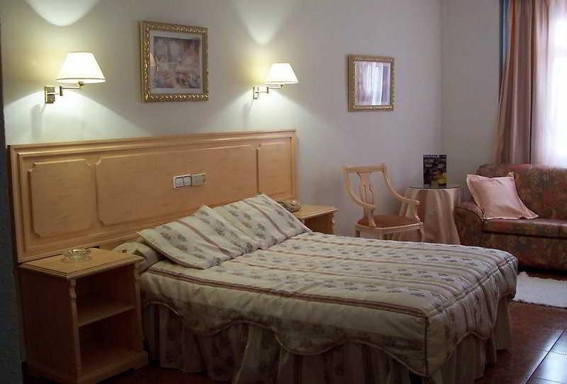 Hotel Victoria Linares  Buitenkant foto