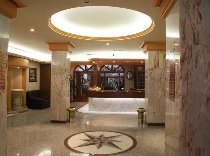 Hotel Victoria Linares  Buitenkant foto